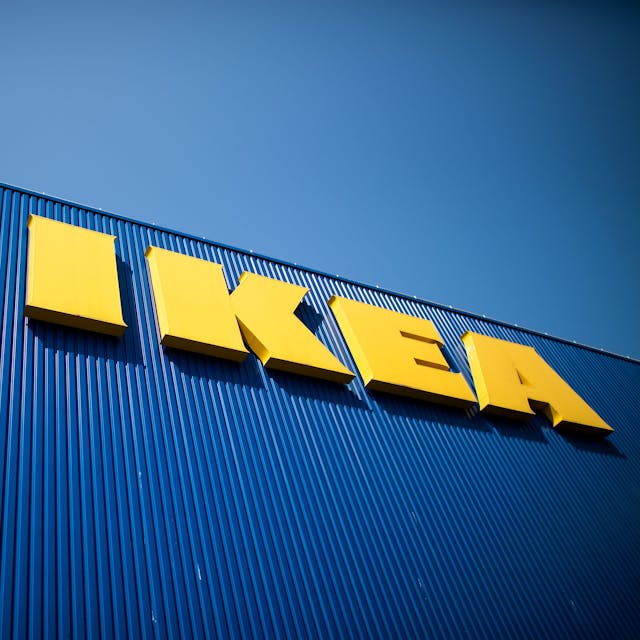 Der Schriftzug IKEA ist auf der Fassade eines Möbelhauses zu sehen.