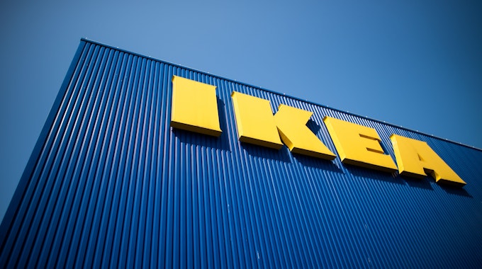 Der Schriftzug IKEA ist auf der Fassade eines Möbelhauses zu sehen. Die schwedische Möbelhauskette hat auch zwei Filialen in Köln.