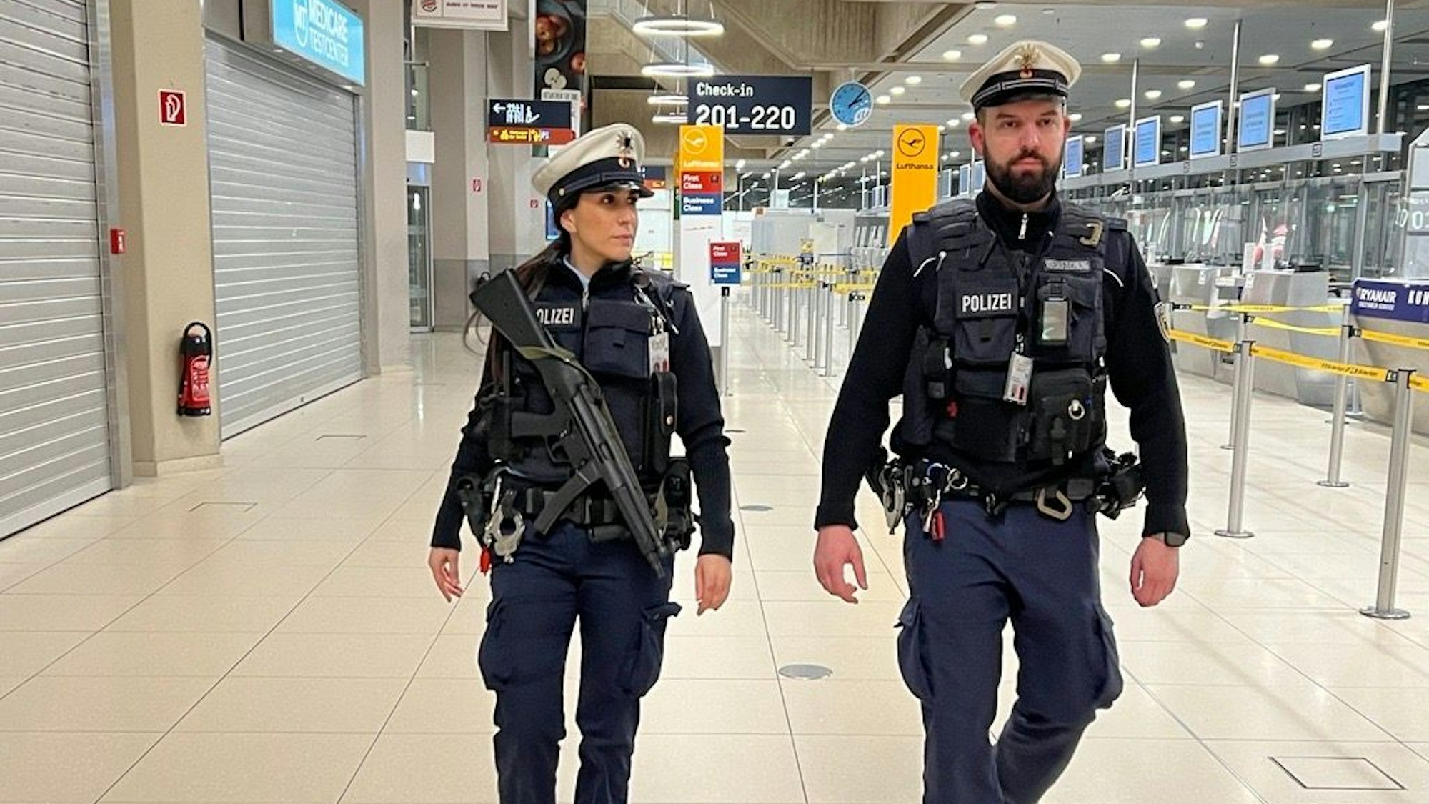 Yagmur Özkaya und Marc Schmelzer bei ihrem nächtlichen Streifengang durch das Terminal 1