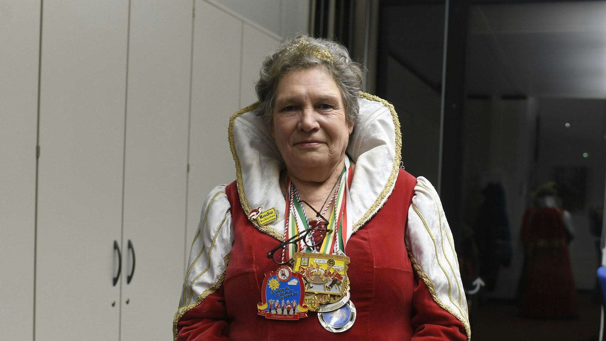 Die Zingsheimer Prinzessin Christiane Bachhuber trägt ihre Orden um den Hals.