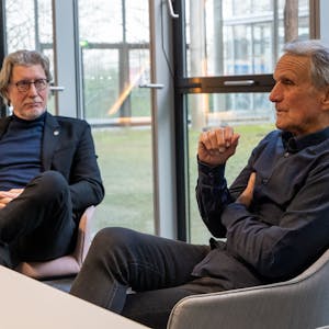 Toni Schumacher (links) und Wolfgang Overath reflektieren beim Gespräch und bei einer Tasse Kaffee alte Zeiten.