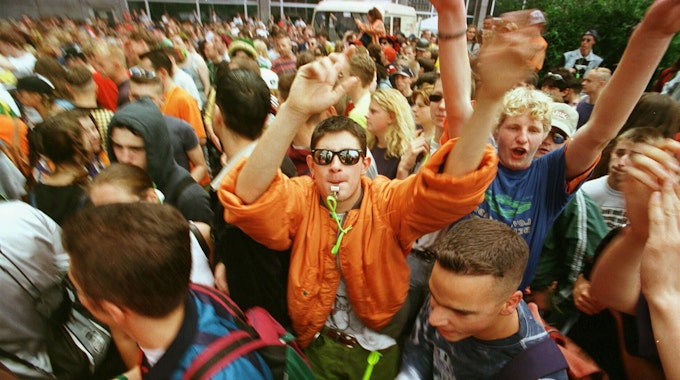 Feiernde auf der Berliner Love Parade im Jahr 1996.&nbsp;