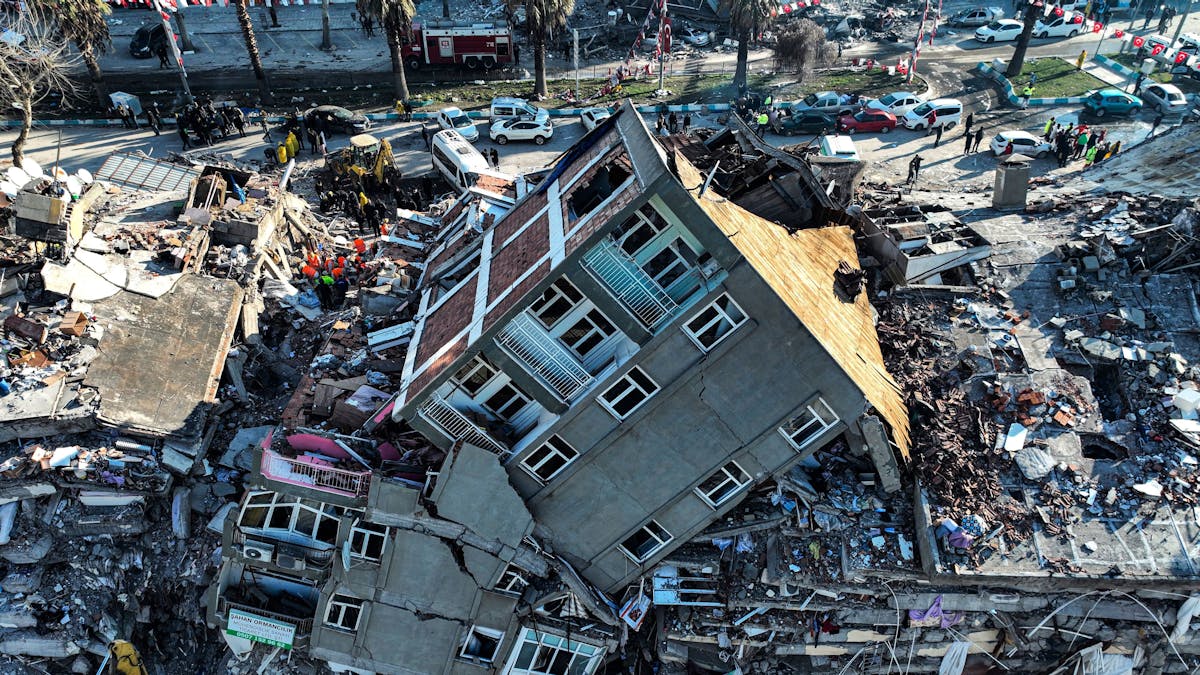 Eine Luftaufnahme aus Kahramanmaras (Türkei) vom 8. Februar 2023 zeigt, wie Rettungskräfte ein durch Erdbeben erschüttertes Haus nach Überlebenden untersuchen.