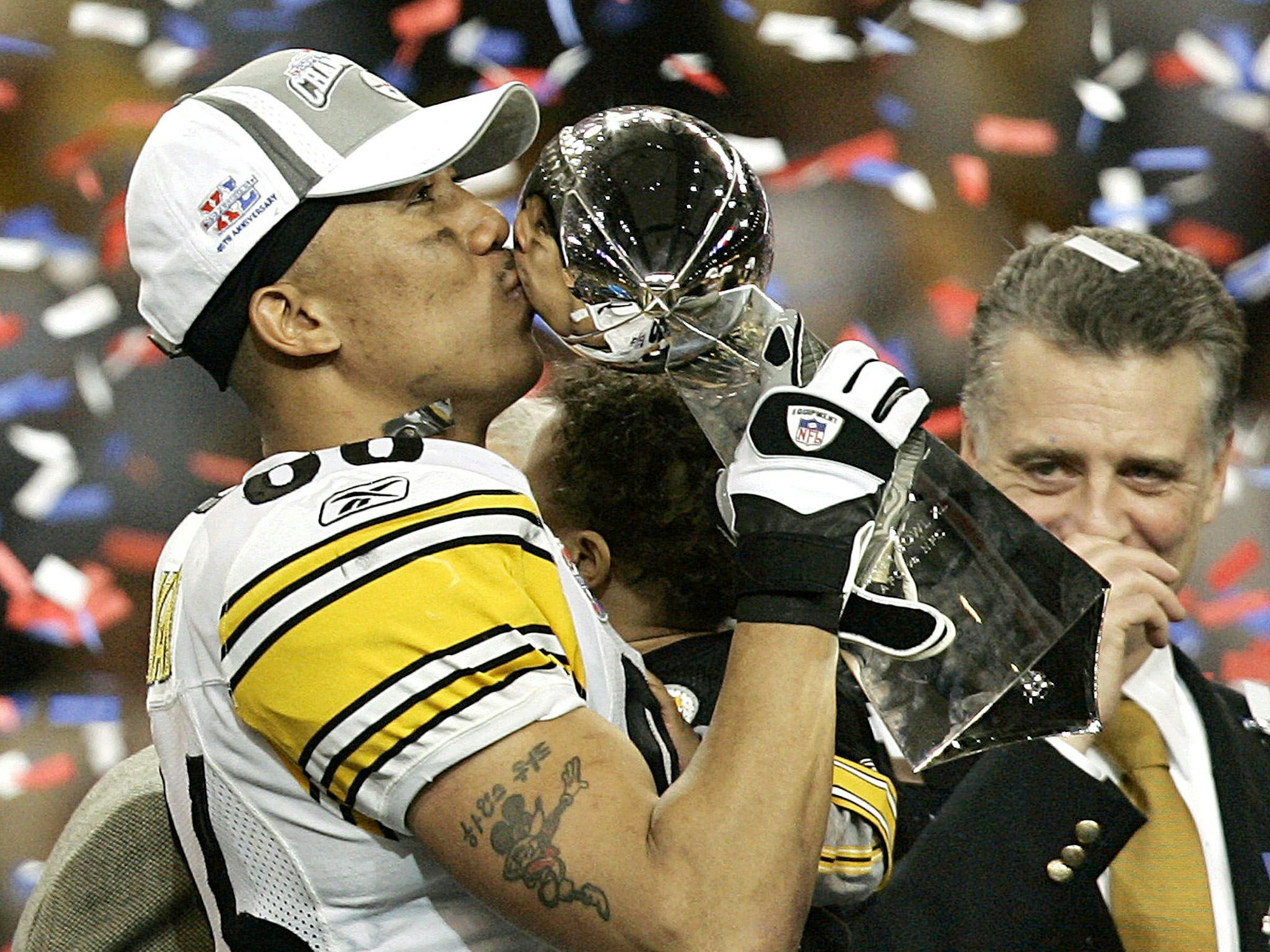 Pittsburgh Steelers MVP Hines Ward küsst die Vince Lombardi Trophäe, nachdem sein Team den Super Bowl am 5. Februar 2006 in Detroit gewonnen hat.