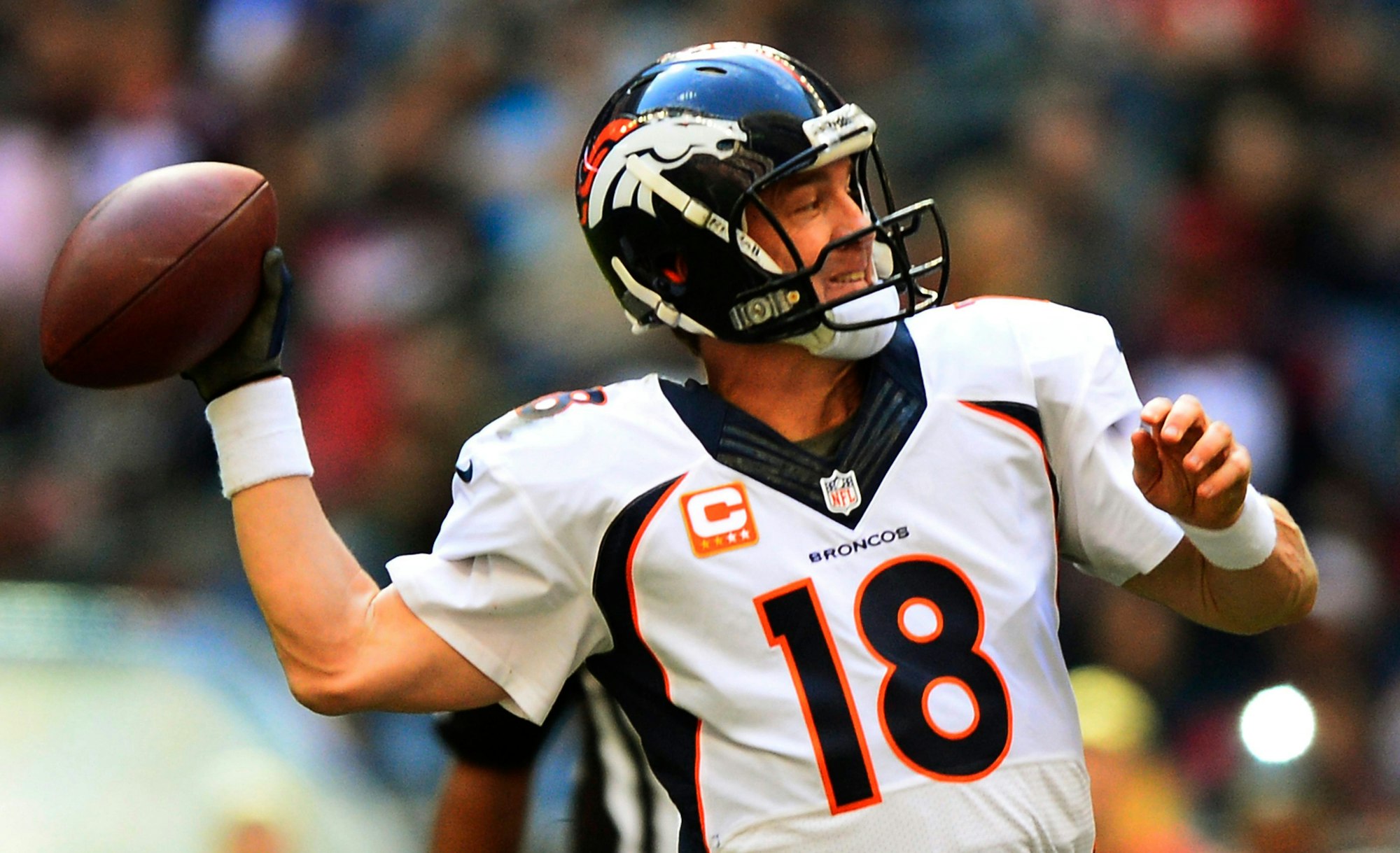 Denver Broncos Quarterback Peyton Manning passt den Ball beim Spiel gegen die Houston Texans am 22. Dezember 2013.