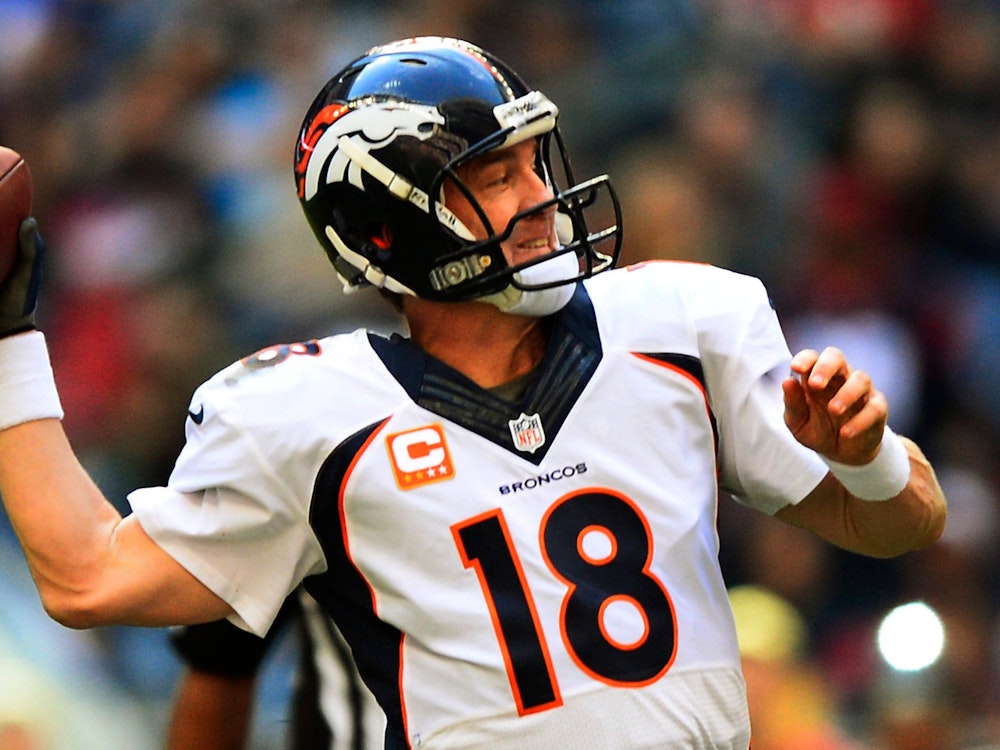 Denver Broncos Quarterback Peyton Manning passt den Ball beim Spiel gegen die Houston Texans am 22. Dezember 2013.