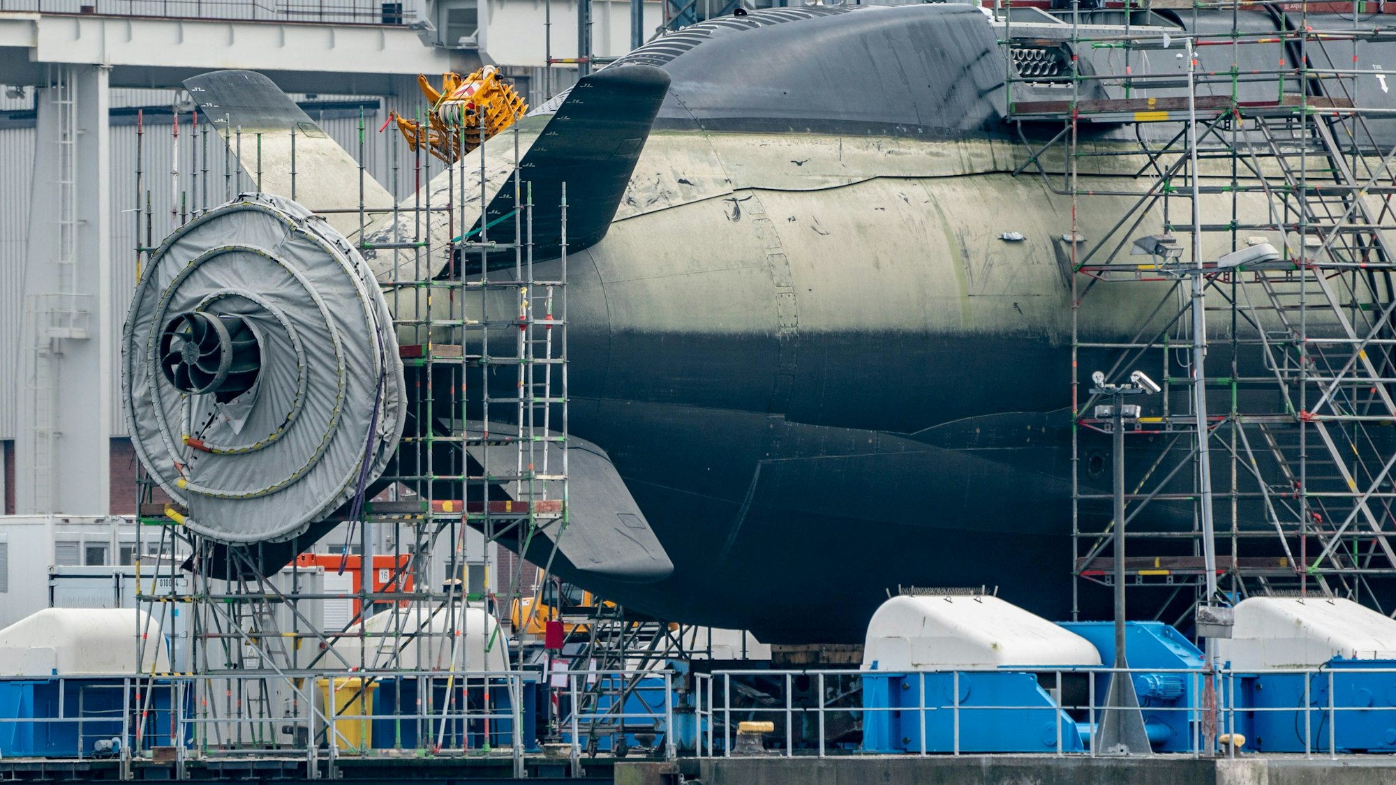 Ein im Bau befindliches U-Boot liegt in der Werft von ThyssenKrupp Marine Systems in Kiel.