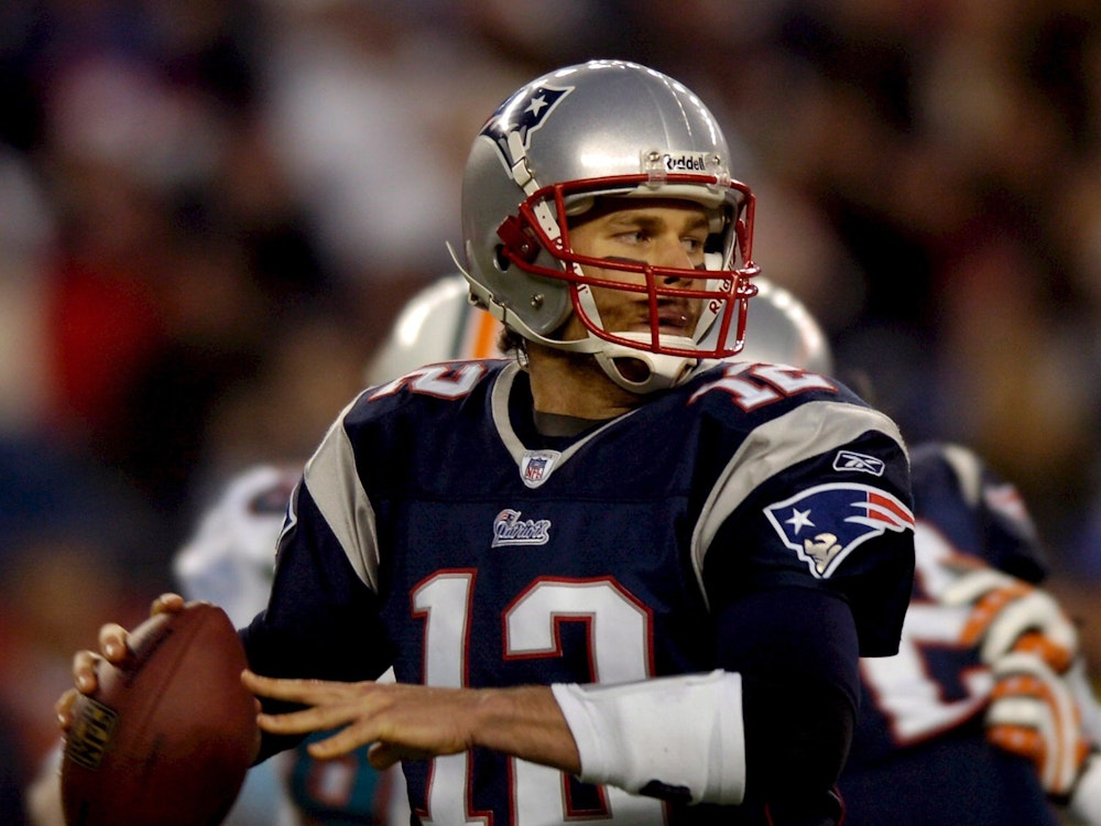 New England Patriots Quarterback Tom Brady holt beim Spiel gegen die Miami Dolphins am 23. Dezember 2007 zu einem Pass aus.