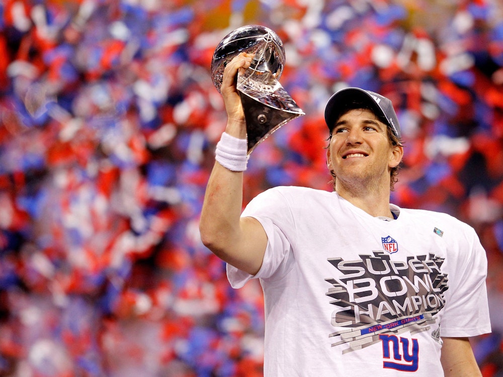 Quarterback Eli Manning von den New York Giants posiert mit dem Super Bowl-Pokal am 5. Februar 2012 im Lucas Oil Satdium in Indianapolis.