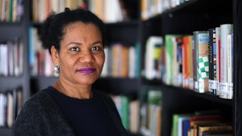 Glenda Obermuller steht vor einem Regal mit Schwarzer Literatur