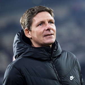 Frankfurts Trainer Oliver Glasner steht vor dem Spiel im Stadion.