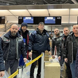 Eine Gruppe mit acht Helfern steht vor dem Abflug ins Erdbebengebiet am Terminal 2 am Flughafen Köln/Bonn.&nbsp;