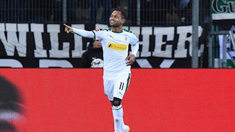 Raffael bejubelt seinen Treffer im Bundesliga-Spiel von Borussia Mönchengladbach gegen den VfB Stuttgart am 9. Dezember 2018. Raffael trägt das weiße Gladbach-Heimtrikot und streckt seinen rechten Arm nach vorne und zeigt mit seinem Zeigefinger in Richtung der Borussia-Bank.