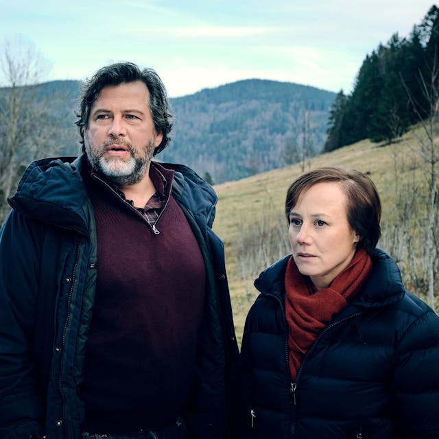 Die Ermittler Friedemann Berg (Hans-Jochen Wagner) und Franziska Tobler (Eva Löbau) stehen in einer kalten Winterlandschaft im Schwarzwald.