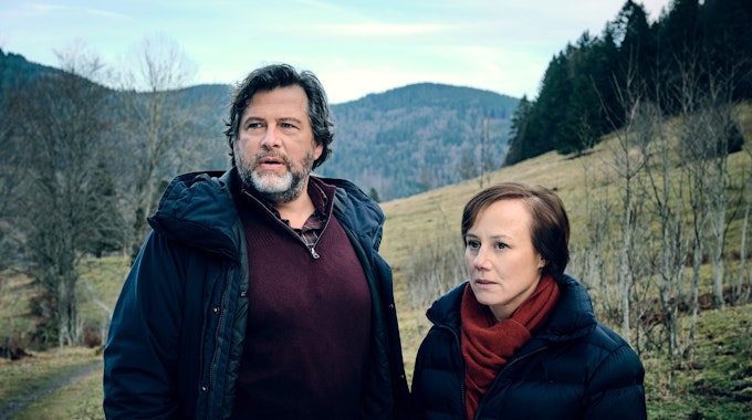 Die Ermittler Friedemann Berg (Hans-Jochen Wagner) und Franziska Tobler (Eva Löbau) stehen in einer kalten Winterlandschaft im Schwarzwald.