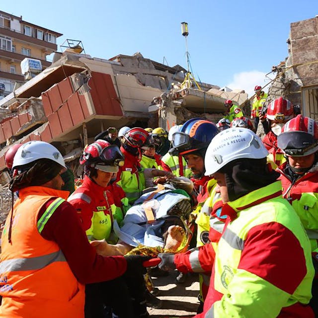 Ein deutsches Rettungsteam unter Leitung der nordrhein-westfälischen Hilfsorganisation I.S.A.R. Germany rettet nach über 100 Stunden nach den verheerenden Erdbeben eine Frau aus den Trümmern eines eingestürzten Hauses.