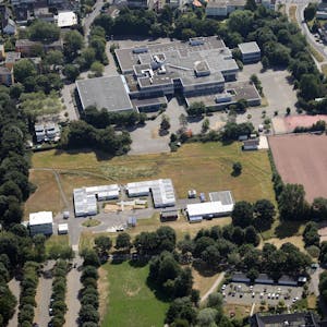 Blick auf die Gesamtschule Paffrath von oben, fotografiert aus der Vogelperspektive.
