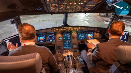 Flugkapitän Jan Will und Copilot Stefan Lehmann-Farca bereiten das Cockpit einer Eurowings-Maschine vor.