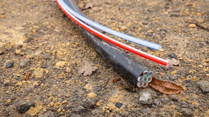 Ein Glasfaserkabel liegt auf einer Baustelle. In Düsseldorf hat ein Bagger 17 Kabel durchtrennt und das Internet lahmgelegt.