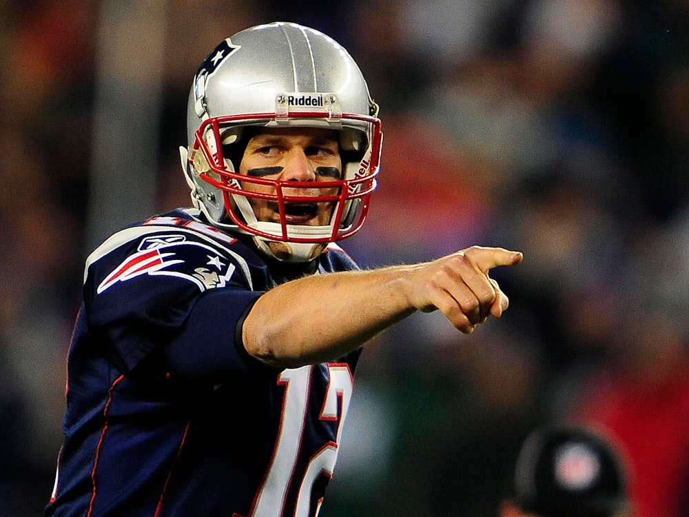 New England Patriots Quarterback Tom Brady ruft am 6. Dezember 2010 seinem Mitspieler etwas zu.