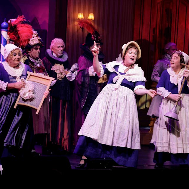 Gastspiel der Cäcilia Wolkenburg 2023 in der Oper Köln: Schauspielerinnen und Schauspieler stehen auf der Bühne mit Kostümen.