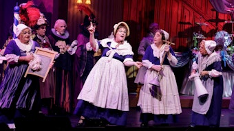 Gastspiel der Cäcilia Wolkenburg 2023 in der Oper Köln: Schauspielerinnen und Schauspieler stehen auf der Bühne mit Kostümen.