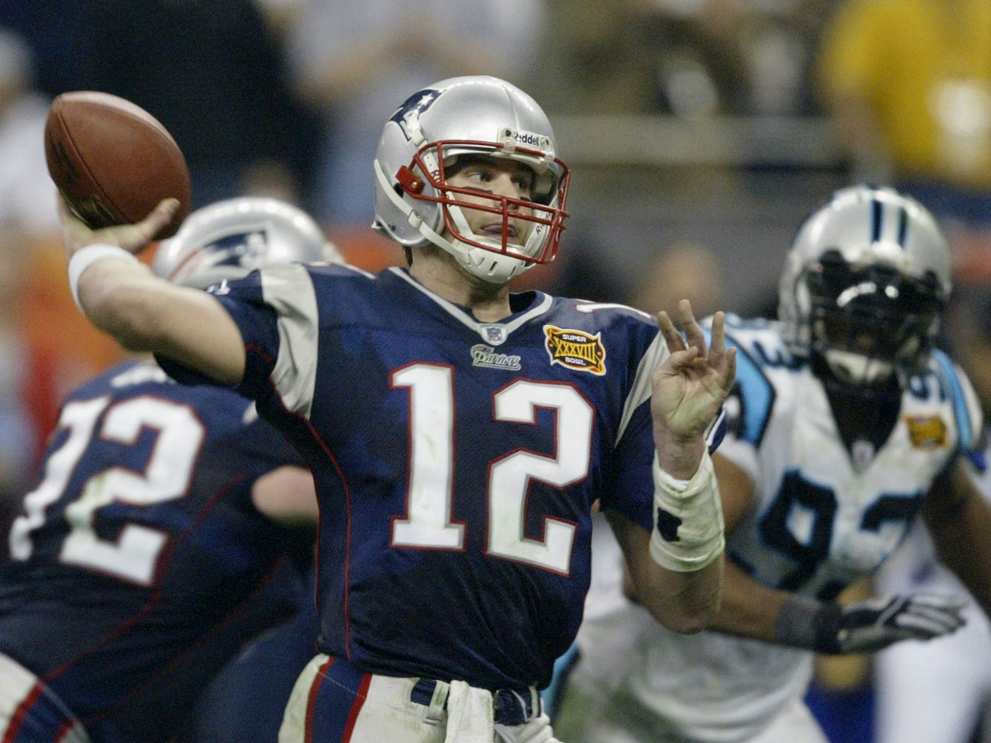 New England Patriots Quarterback Tom Brady beim Wurf während des Super Bowls am 1. Februar 2004 gegen die Carolina Panthers.