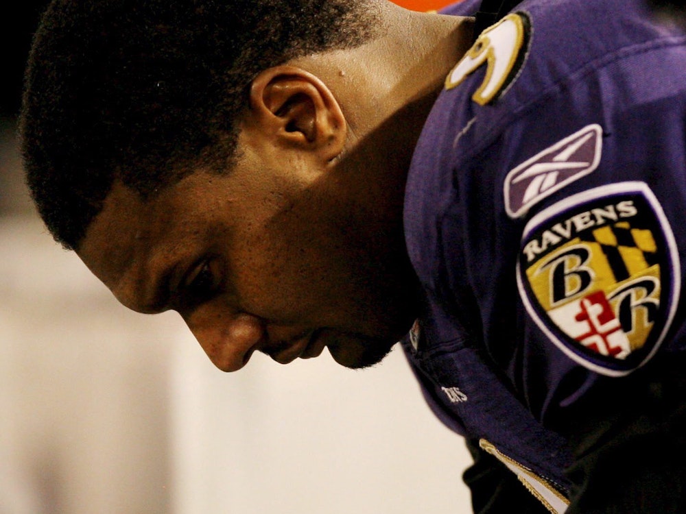 Baltimore Ravens Quarterback Steve McNair auf einer Bank sitzend am 13. Januar 2007. Der Spieler starb im Juli 2009 bei einer Schießerei in Nashville.