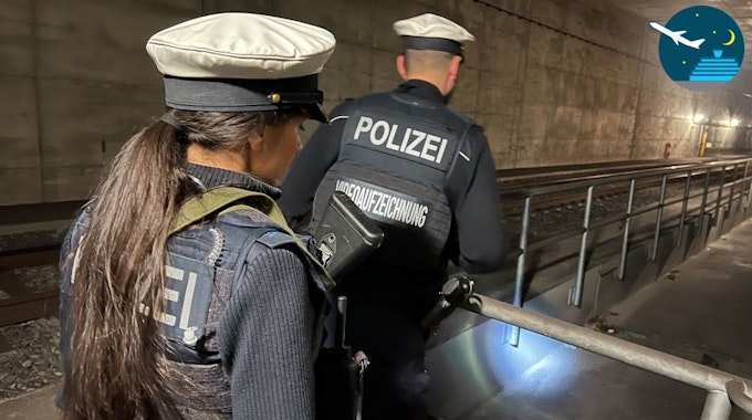 Die Bundespolizisten Yagmur Özkaya und Marc Schmelzer kontrollieren, ob sich verbotenerweise Personen im Tunnel des Flughafenbahnhofs aufhalten.