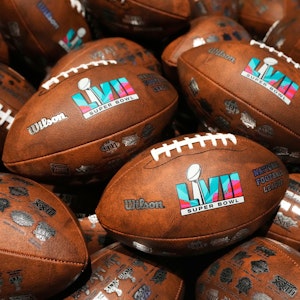 Das Foto vom 3. Februar 2023 zeigt mehrere Footballs des anstehenden 57. Superbowls.