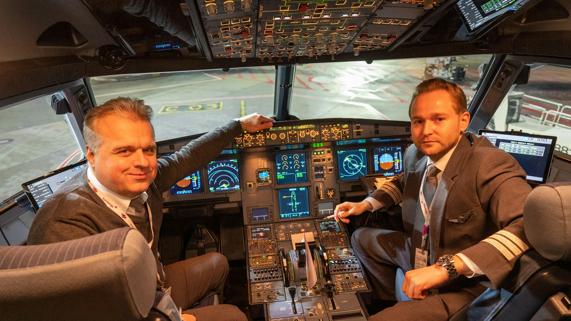 Flugkapitän Jan Will (l.) und Copilot Stefan Lehmann-Farca bereiten das Cockpit vor.