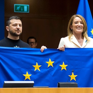 Der ukrainische Präsident und die Präsidentin des Europäischen Parlamentes halten gemeinsam die EU-Flagge hoch. Selenskyj und Metsola sehen die Zukunft der Ukraine in der EU.