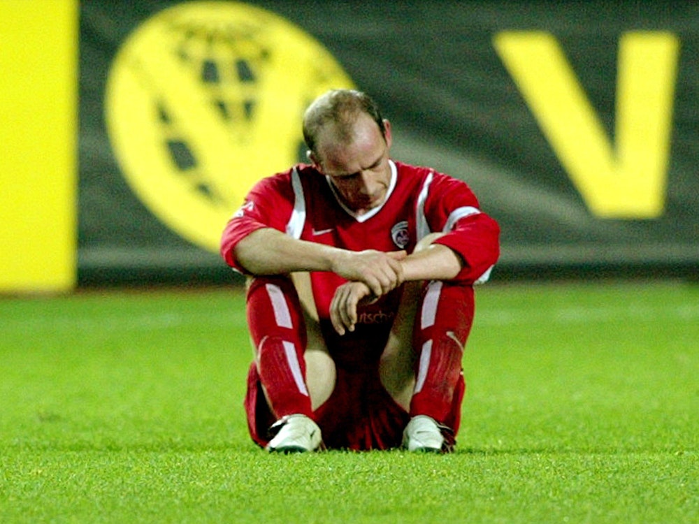 Mario Basler sitzt enttäuscht auf dem Spielfeld nach der Niederlage gegen den FC Bayern.