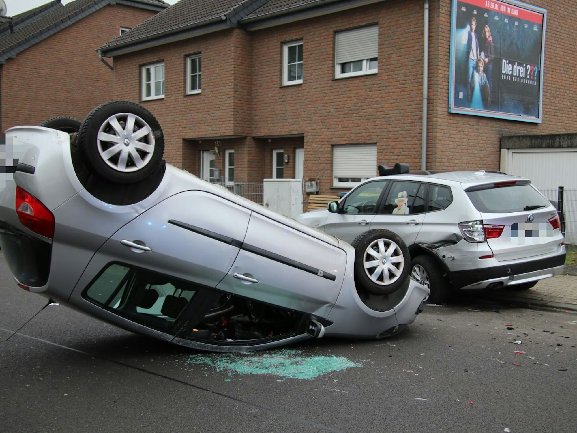 Unfall in Wahn: Renault auf dem Dach, BMW beschädigt.