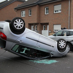 Ein Auto liegt nach einem Unfall auf dem Dach.