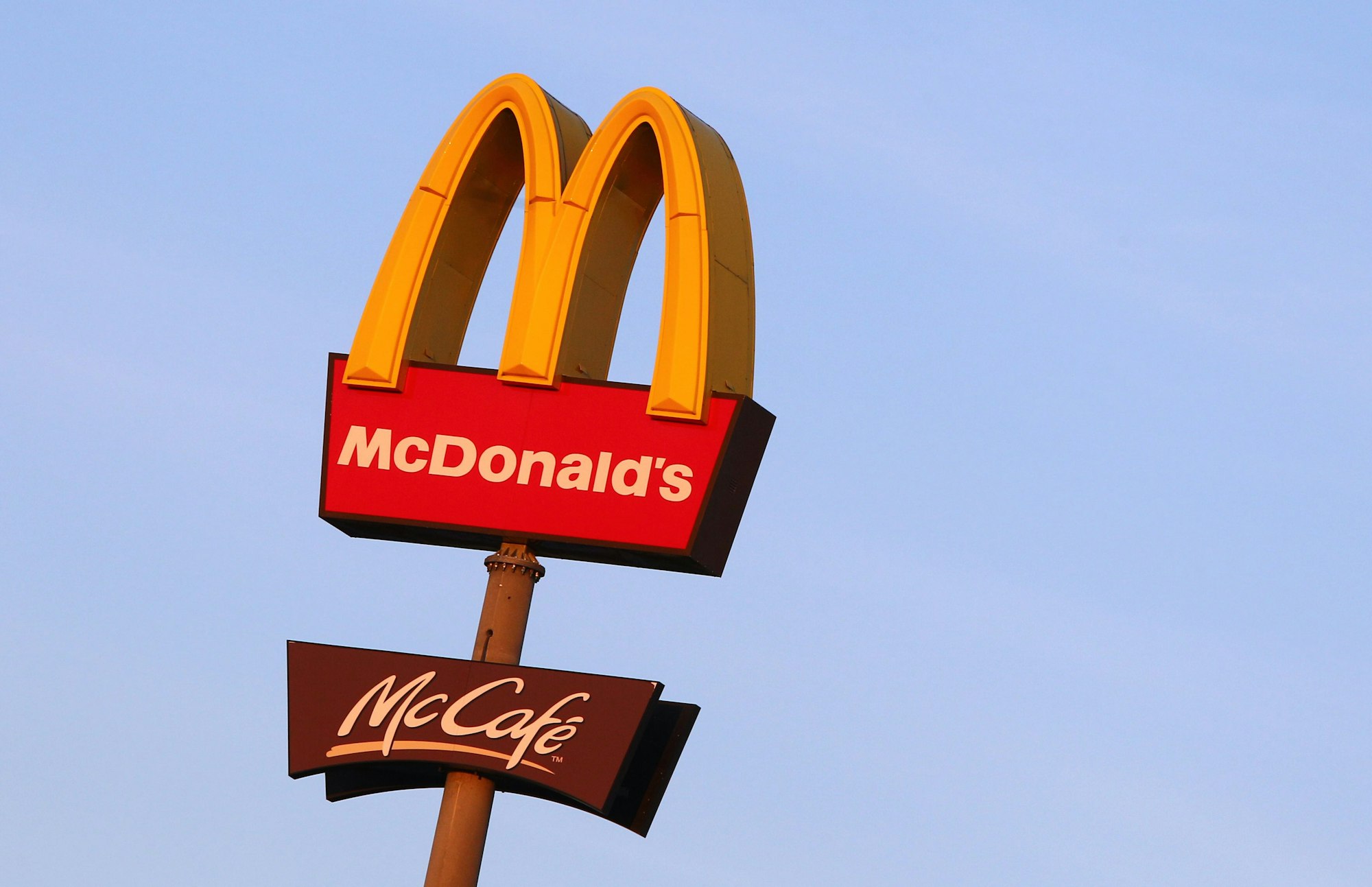 Ein McDonald`s Logo aufgenommen vor einer Filiale bei Feuchtwangen.