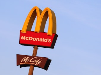Ein McDonald's Logo, aufgenommen vor einer Filiale bei Feuchtwangen.