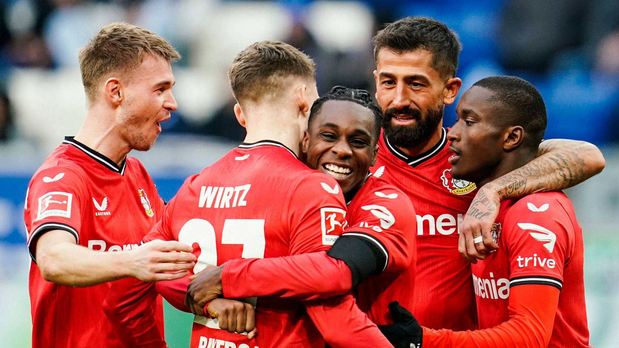 Leverkusens Torschütze Moussa Diaby (r.) jubelt mit Mannschaftskollegen über das Tor zum 0:2.