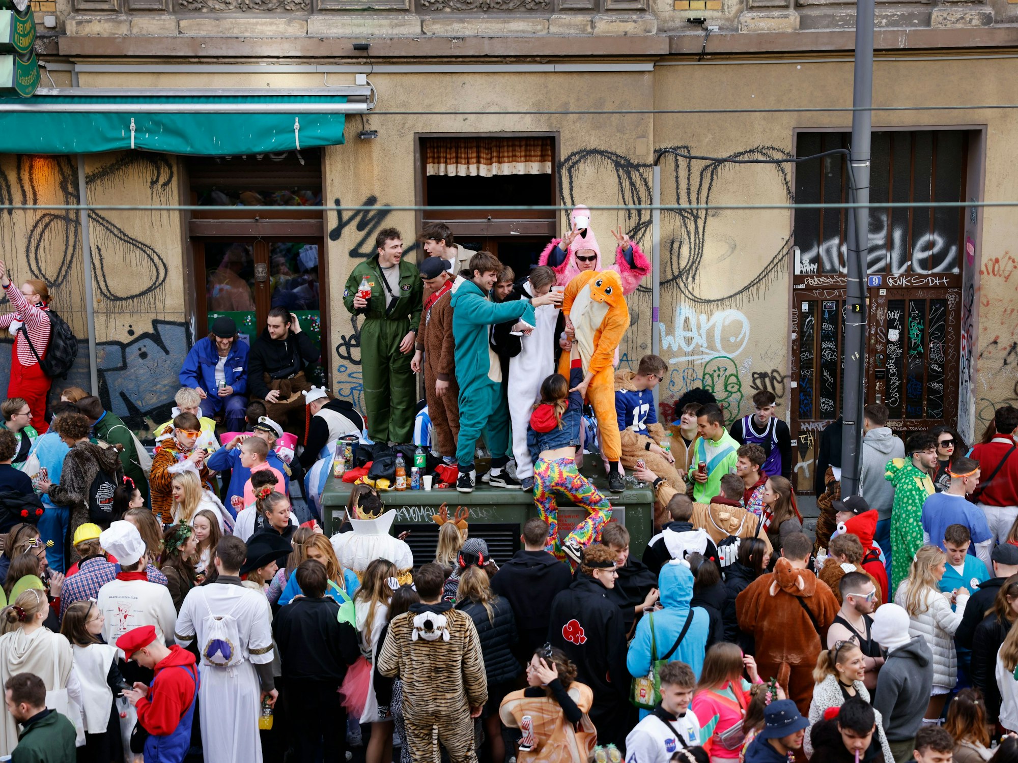An der Zülpicher Strasse feiern zahlreiche Karnevalisten ausgelassen den Beginn der Karnevalssaison.
