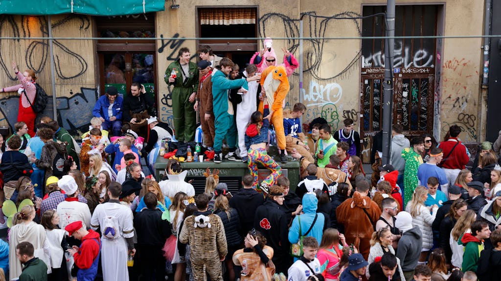 An der Zülpicher Strasse feiern zahlreiche Karnevalisten ausgelassen den Beginn der Karnevalssaison.&nbsp;