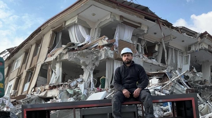 Murat in Hatay vor einem eingestürzten Haus. 