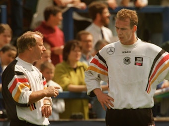 Bundestrainer Berti Vogts (l.) und Mario Basler unterhalten sich beim Training.