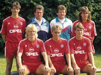 Die Neuzugänge des FC Bayern München aus dem Jahr 1990 posieren für ein Foto.