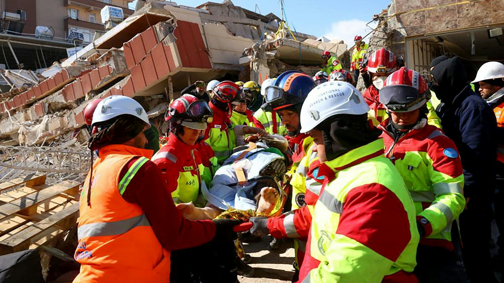 Die Frau ‘namens Zeynep wird vom ISAR-Team am Freitag aus den Trümmern in Kırıkhan geholt.