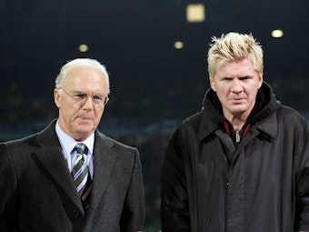 Stefan Effenberg und Franz Beckenbauer stehen nebeneinander vor der Partie gegen Bremen.