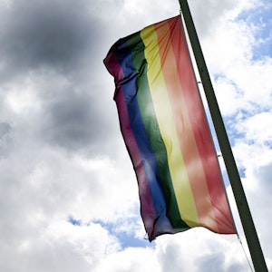 Eine Regenbogenflagge, hier im Juli 2022 in Köln, weht im Wind. In Los Angeles wurde der Mord an einem queeren Pornodarsteller aufgeklärt.