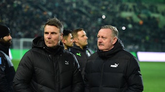 Roland Virkus (r.), Manager von Borussia Mönchengladbach, hier am 17. Dezember 2022 gemeinsam mit Steffen Korell (l.), Leiter der Scoutingabteilung des VfL.