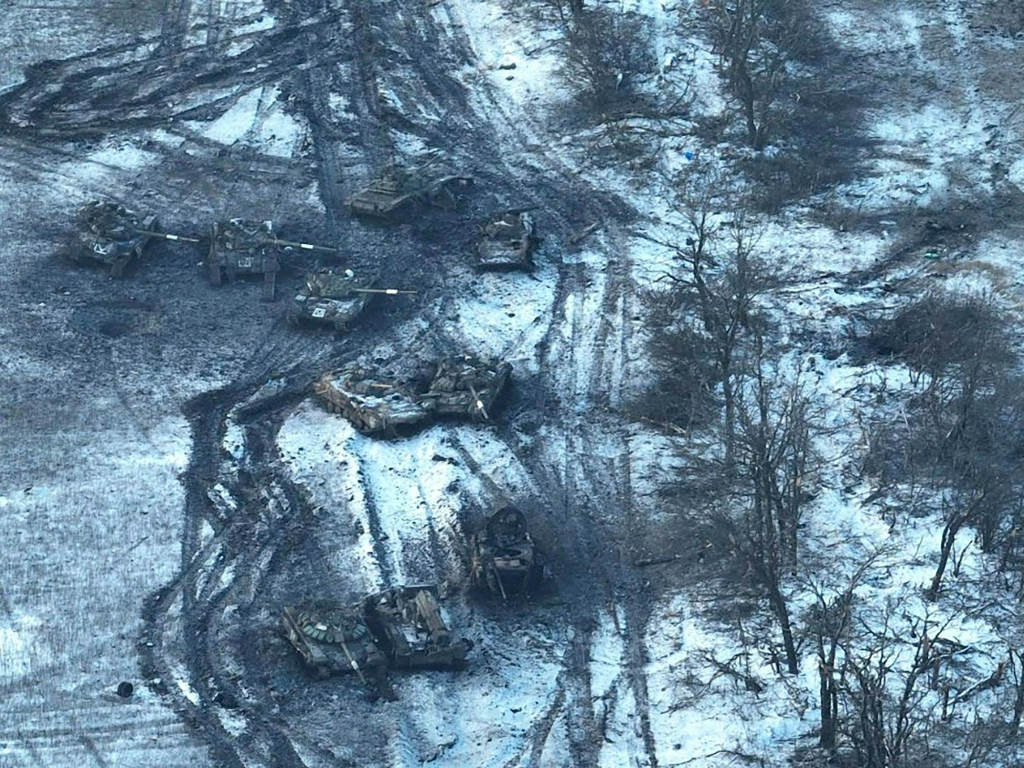 Dutzende zerstörte russische Panzer und gepanzerte Fahrzeuge stehen auf einem Feld bei Wuhledar, nachdem ein Angriffsversuch russischer Truppen gescheitert ist. Die ukrainische Seite zählt mindestens 31 zerstörte Fahrzeuge, darunter 13 Panzer (vor allem T-72B3), mehrere Schützenfahrzeuge und Truppentransporter.