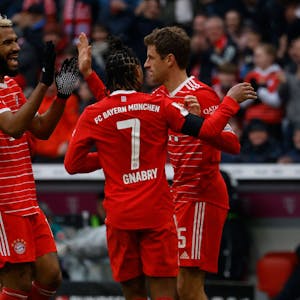 Spieler des FC Bayern München jubeln gemeinsam