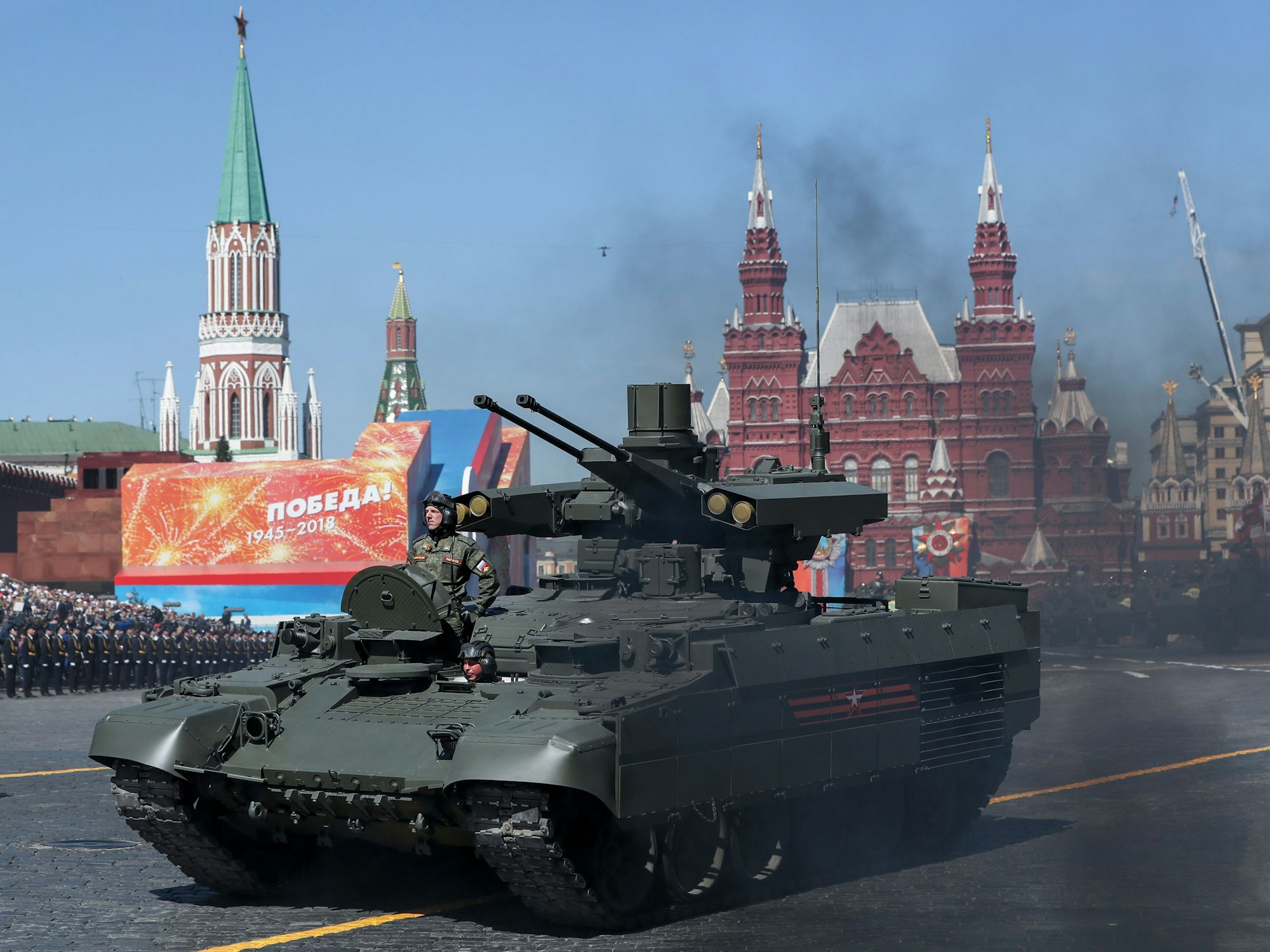 Ein Kampffahrzeug vom Typ BMPT-72 "Terminator" fährt während der russischen Militärparade zum Tag des Sieges über eine Straße. Mit der Militärparade wird zum 73. Mal der Sieg über Hitler-Deutschland im Zweiten Weltkrieg gefeiert.
